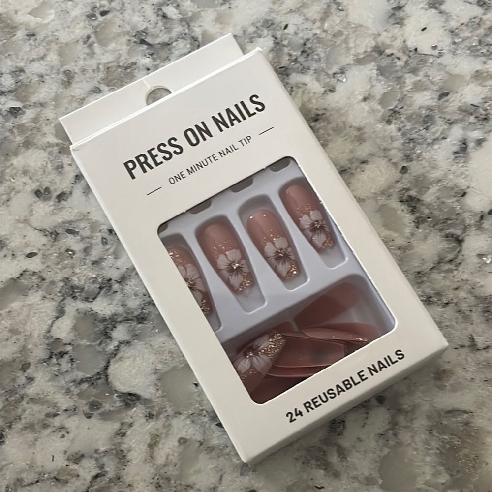 Elegant Floral Press-On Nails with Gold Glitter - Picture 5 of 5